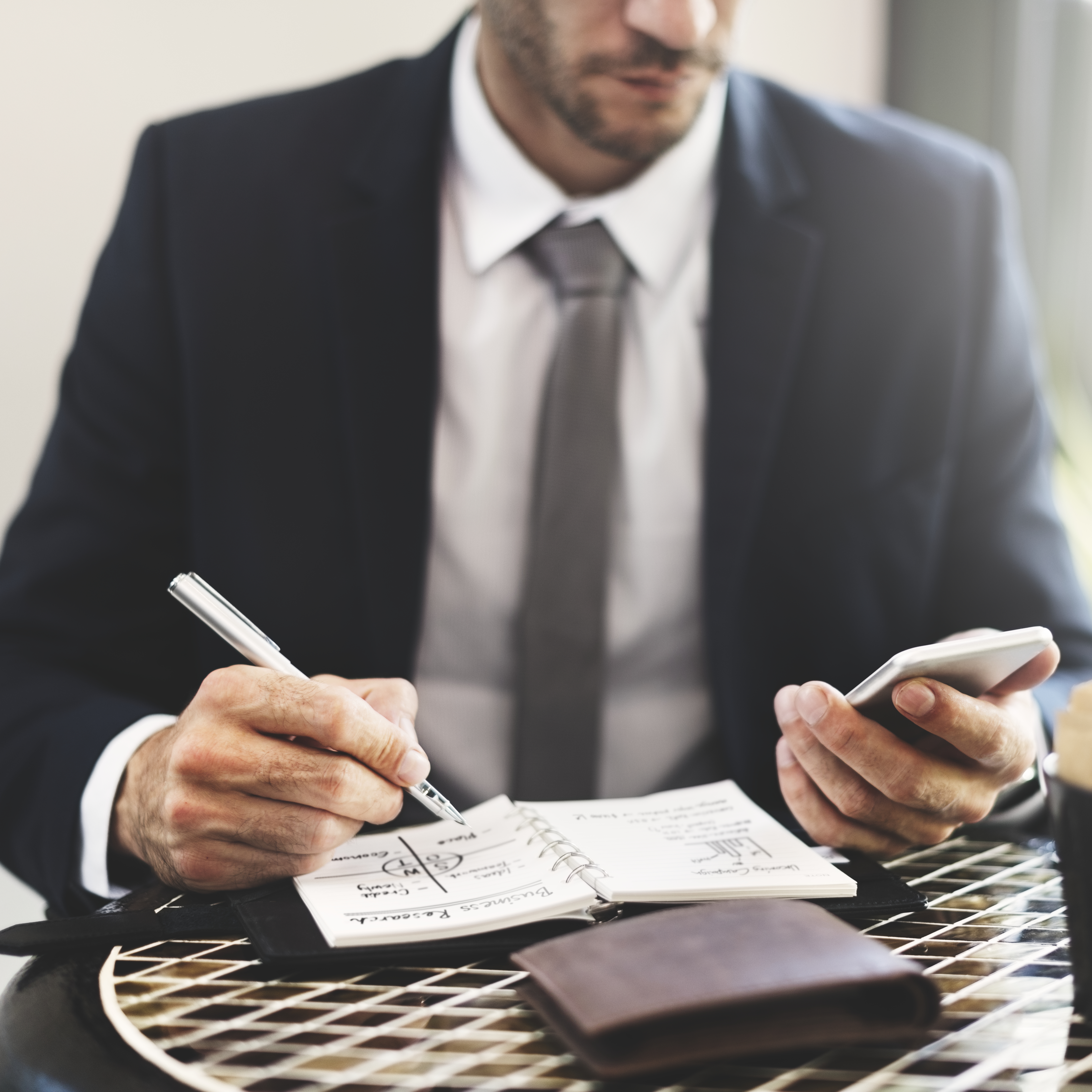 Especialistas analizando normativa fiscal